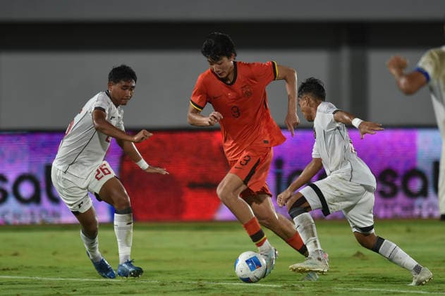 (260209) -- TANGERANG. Feb. 9, 2026 -- Zhao Songyuan (C) of China vies with Zidane Raditya Chandra (L) and Fardan Farras Prawita of Indonesia during the U17, U 17 International Friendly, Länderspiel, Nationalmannschaft Match between China and Indonesia in Tangerang, Indonesia on Feb. 8, 2026. ) (SP)INDONESIA-TANGERANG-FOOTBALL-U17 INTERNATIONAL FRIENDLY MATCH-CHINA VS INDONESIA VerixSanovri 