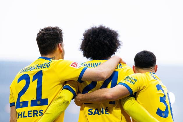 08 02 2026 Soccer, 2025 2026, 2 Bundesliga, Matchday 21, DSC Arminia Bielefeld Eintracht Braunschweig M Sidi Sane Braunschweig celebrates after his goal to 1 1 with L R Kevin Ehlers Braunschweig , Robin Heußer Braunschweig DFL REGULATIONS PROHIBIT ANY USE OF PHOTOGRAPHS AS IMAGE SEQUENCES AND OR QUASI VIDEO