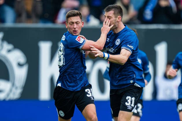 08 02 2026 Soccer, 2025 2026, 2 Bundesliga, Matchday 21, DSC Arminia Bielefeld Eintracht Braunschweig L R Marius Wörl Bielefeld celebrates after his goal to 2 2 with Robin Knoche Bielefeld DFL REGULATIONS PROHIBIT ANY USE OF PHOTOGRAPHS AS IMAGE SEQUENCES AND OR QUASI VIDEO