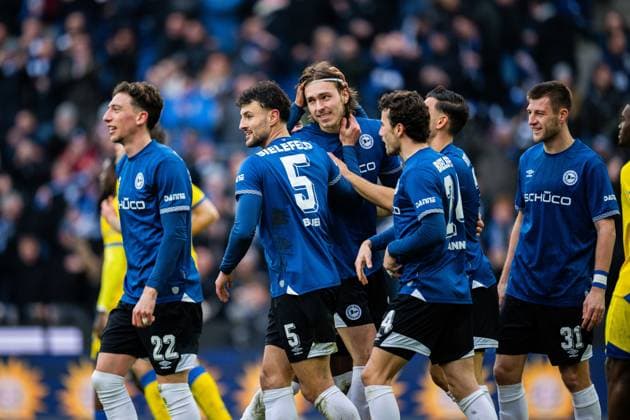 08 02 2026 Soccer, 2025 2026, 2 Bundesliga, Matchday 21, DSC Arminia Bielefeld Eintracht Braunschweig M Roberts Uldrikis Bielefeld celebrates after his goal for 3 2 with L R Jannik Rochelt Bielefeld , Maximilian Bauer Bielefeld , Christopher Lannert Bielefeld , Stefano Russo Bielefeld , Robin Knoche Bielefeld DFL REGULATIONS PROHIBIT ANY USE OF PHOTOGRAPHS AS IMAGE SEQUENCES AND OR QUASI VIDEO