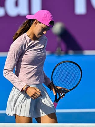 WTA, Tennis Damen QATAR TOTALENERGIES OPEN 2026-ROUND OF 64 Emiliana Arango of Colombia competes in her round of 64 match against Xinyu Wang of China during the WTA Qatar TotalEnergies Open 2026 tennis tournament at the Khalifa International Tennis Complex in Doha, Qatar, on February 9, 2026. ¨ DOHA Qatar Copyright: xNOUSHADx