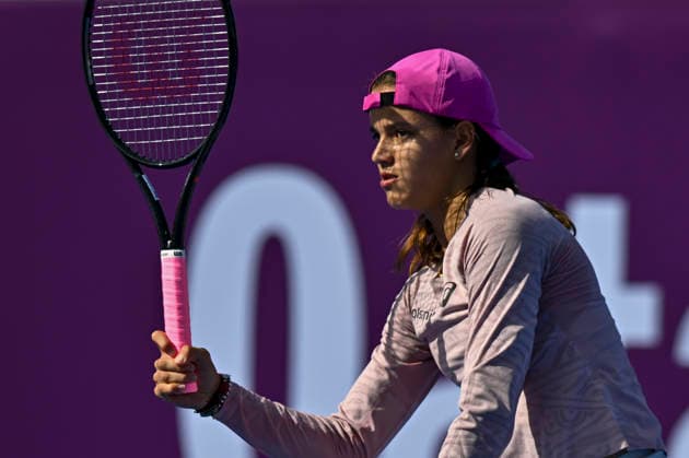 WTA, Tennis Damen QATAR TOTALENERGIES OPEN 2026-ROUND OF 64 Emiliana Arango of Colombia competes in her round of 64 match against Xinyu Wang of China during the WTA Qatar TotalEnergies Open 2026 tennis tournament at the Khalifa International Tennis Complex in Doha, Qatar, on February 9, 2026. ¨ DOHA Qatar Copyright: xNOUSHADx