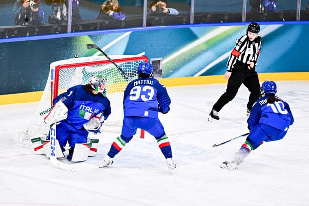 ITALY team group, Mannschaftsbild, Totale (ITA) vs JAPAN TEAM GROUP (JPN), during Womens Prelim. Round - Group B, Ice hockey, Eishockey at the Olympic Winter games, Winterspiele,Spiele, Summer games Milano Cortina 2026, at Milano Rho Ice Hockey Arena, on February 09, 2026 in Milan, Italy. Noxthirdxpartyxsales  aflo_319074715