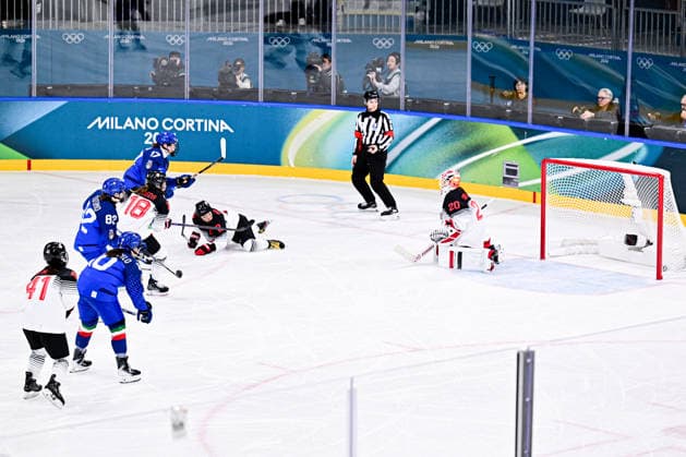 ITALY team group, Mannschaftsbild, Totale (ITA) vs JAPAN TEAM GROUP (JPN), during Womens Prelim. Round - Group B, Ice hockey, Eishockey at the Olympic Winter games, Winterspiele,Spiele, Summer games Milano Cortina 2026, at Milano Rho Ice Hockey Arena, on February 09, 2026 in Milan, Italy. Noxthirdxpartyxsales  aflo_319077041