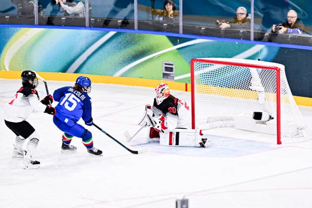 ITALY team group, Mannschaftsbild, Totale (ITA) vs JAPAN TEAM GROUP (JPN), during Womens Prelim. Round - Group B, Ice hockey, Eishockey at the Olympic Winter games, Winterspiele,Spiele, Summer games Milano Cortina 2026, at Milano Rho Ice Hockey Arena, on February 09, 2026 in Milan, Italy. Noxthirdxpartyxsales  aflo_319077099