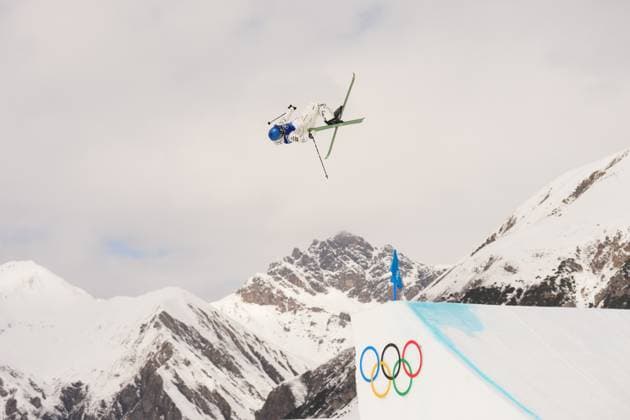 February 9, 2026, Livigno, Italy: China s Eileen Gu competes in the women s freeski slopestyle final at the Milano Cortina 2026 Winter Olympic Games, Olympische Spiele, Olympia, OS in Livigno, Italy on Monday, Feb. 9, 2026. Canada News - February 9, 2026  - ZUMAc35_ 20260209_zaf_c35_014 Copyright: xSeanxKilpatrickx