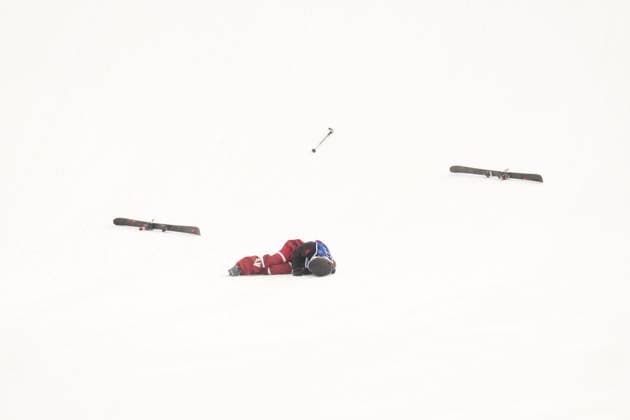 February 9, 2026, Livigno, Italy: Megan Oldham, of Canada, crashes as she competes in the women s freeski slopestyle final at the Milano Cortina 2026 Winter Olympic Games, Olympische Spiele, Olympia, OS in Livigno, Italy on Monday, Feb. 9, 2026. Canada News - February 9, 2026  - ZUMAc35_ 20260209_zaf_c35_020 Copyright: xSeanxKilpatrickx
