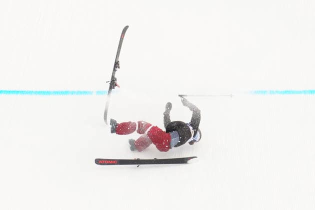 February 9, 2026, Livigno, Italy: Megan Oldham, of Canada, crashes as she competes in the women s freeski slopestyle final at the Milano Cortina 2026 Winter Olympic Games, Olympische Spiele, Olympia, OS in Livigno, Italy on Monday, Feb. 9, 2026. Canada News - February 9, 2026  - ZUMAc35_ 20260209_zaf_c35_021 Copyright: xSeanxKilpatrickx