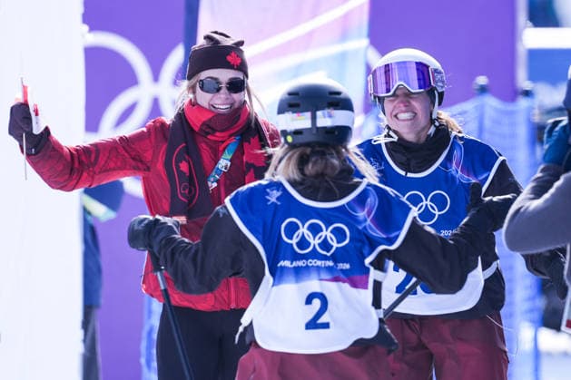 09 02 2026, Livigno, Snow Park, Winter Olympics: Women s Freeski Slopestyle Final, 26 Naomi Urness (Canada) and 2 Megan Oldham (Canada) celebrate Livigno Snow Park Lombardy Italy *** 09 02 2026, Livigno, Snow Park, Winter Olympics Women s Freeski Slopestyle Final, 26 Naomi Urness Canada and 2 Megan Oldham Canada celebrate Livigno Snow Park Lombardy Italy Copyright: xJustPictures.ch JarixPestelaccix jp-en-JaPe-DSC08296-20260209