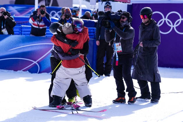 09 02 2026, Livigno, Snow Park, Winter Olympics: Women s Freeski Slopestyle Final, 1 Mathilde Gremaud (Switzerland) wins olympic gold and celebrates with 17 Giulia Tanno (Switzerland) and team Livigno Snow Park Lombardy Italy *** 09 02 2026, Livigno, Snow Park, Winter Olympics Women s Freeski Slopestyle Final, 1 Mathilde Gremaud Switzerland wins olympic gold and celebrates with 17 Giulia Tanno Switzerland and team Livigno Snow Park Lombardy Italy Copyright: xJustPictures.ch JarixPestelaccix jp-en-JaPe-DSC05567-20260209