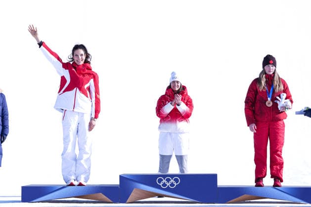 09 02 2026, Livigno, Snow Park, Winter Olympics: Women s Freeski Slopestyle Final, medal ceremony with 7 Ailing Eileen Gu (China) Silver Medal (left, 1 Mathilde Gremaud (Switzerland) Gold Medal (center) and 2 Megan Oldham (Canada) Bronze Medal (right) Livigno Snow Park Lombardy Italy *** 09 02 2026, Livigno, Snow Park, Winter Olympics Women s Freeski Slopestyle Final, medal ceremony with 7 Ailing Eileen Gu China Silver Medal left, 1 Mathilde Gremaud Switzerland Gold Medal center and 2 Megan Oldham Canada Bronze Medal right Livigno Snow Park Lombardy Italy Copyright: xJustPictures.ch JarixPestelaccix jp-en-JaPe-DSC08954-20260209