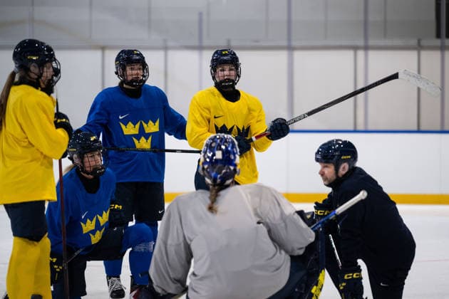 260209 Mira Hallin, Linnea Andersson, Ebba Hedqvist and assistant coach Stefan Ladhe of Sweden at a Ice hockey, Eishockey practice session during day 3 of the 2026 Winter Olympics on February 9, 2026 in Milan. Photo: Emma Wallskog BILDBYRAN kod EW EW0624 ishockey ice hockey Olympic Games, Olympische Spiele, Olympia, OS olympics winter olympics os ol olympiska spel vinter-os olympiske leker milano cortina 2026 milan cortina 2026 milano cortina 2026 olympic games milano cortina 2026 winter olympic games milano cortina-os milano cortina-ol vinter-ol 3 bbeng träning training sweden sverige dam *** 260209 Mira Hallin, Linnea Andersson, Ebba Hedqvist and assistant coach Stefan Ladhe of Sweden at an ice hockey practice session during day 3 of the 2026 Winter Olympics on February 9, 2026 in Milan Photo Emma Wallskog BILDBYRAN code EW EW0624 ice hockey ice hockey olympic games olympics winter olympics os ol olympiska spel vinter os olympiske leker milano cortina 2026 milan cortina 2026 milano cortina 2026 olympic games milano cortina 2026 winter olympic games milano cortina os milano cortina ol vinter ol 3 bbeng träning training sweden sverige dam  Copyright: EMMAxWALLSKOG BB260209EW022