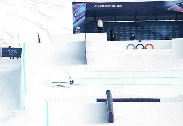 (260209) -- LIVIGNO, Feb. 9, 2026 -- Gu Ailing of China falls during the freestyle skiing women s freeski slopestyle final at the Milan-Cortina 2026 Olympic Winter games, Winterspiele,Spiele, Summer games in Livigno, Italy, Feb. 9, 2026. ) (MICO2026)ITALY-LIVIGNO-OLYMPIC WINTER GAMES-FREESTYLE SKIING-WOMEN S FREESKI SLOPESTYLE-FINAL HuxChao 