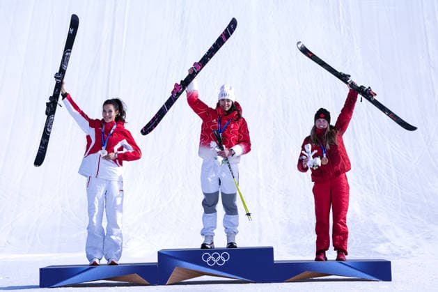 09 02 2026, Livigno, Snow Park, Winter Olympics: Women s Freeski Slopestyle Final, medal ceremony with 7 Ailing Eileen Gu (China) Silver Medal (left, 1 Mathilde Gremaud (Switzerland) Gold Medal (center) and 2 Megan Oldham (Canada) Bronze Medal (right) Livigno Snow Park Lombardy Italy *** 09 02 2026, Livigno, Snow Park, Winter Olympics Women s Freeski Slopestyle Final, medal ceremony with 7 Ailing Eileen Gu China Silver Medal left, 1 Mathilde Gremaud Switzerland Gold Medal center and 2 Megan Oldham Canada Bronze Medal right Livigno Snow Park Lombardy Italy Copyright: xJustPictures.ch JarixPestelaccix jp-en-JaPe-DSC09491-20260209