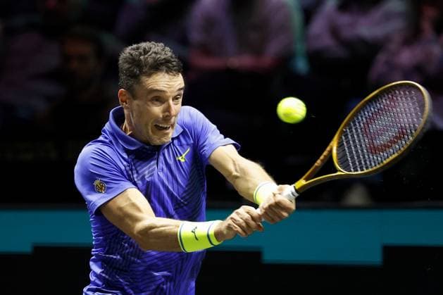 ROTTERDAM - Roberto Bautista Agut in action against Cameron Norrie on the first day of the ABN AMRO tennis tournament in Ahoy Rotterdam. BAS CZERWINSKI ANP xVIxANPxSportx xxANPxIVx 550146723 originalFilename: 550146723.jpg