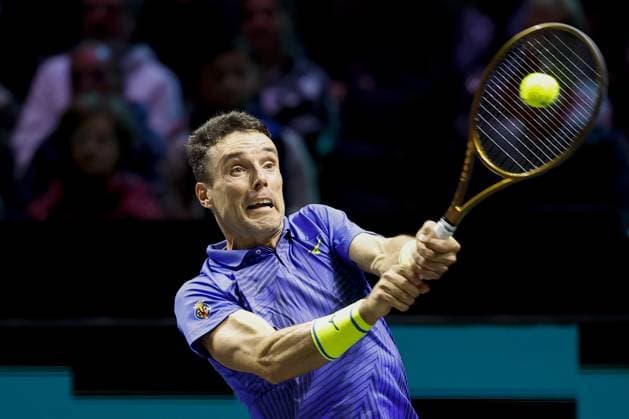 ROTTERDAM - Roberto Bautista Agut in action against Cameron Norrie on the first day of the ABN AMRO tennis tournament in Ahoy Rotterdam. BAS CZERWINSKI ANP xVIxANPxSportx xxANPxIVx 550146733 originalFilename: 550146733.jpg