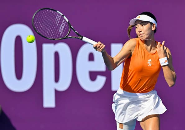 February 9, 2026, Doha, Qatar: Xinyu Wang of China seen in action with Emiliana Arango of Colombia (Not in view) during their round of 64 match at the WTA, Tennis Damen Qatar TotalEnergies Open 2026 tennis tournament at the Khalifa International Tennis Complex.. Xinyu Wang won against Emiliana Arango 6-1, 7-5. Doha Qatar - ZUMAs197 20260209_aaa_s197_072 Copyright: xNoushadxVariyattiyakkalx