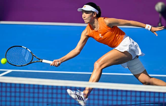 February 9, 2026, Doha, Qatar: Xinyu Wang of China seen in action with Emiliana Arango of Colombia (Not in view) during their round of 64 match at the WTA, Tennis Damen Qatar TotalEnergies Open 2026 tennis tournament at the Khalifa International Tennis Complex.. Xinyu Wang won against Emiliana Arango 6-1, 7-5. Doha Qatar - ZUMAs197 20260209_aaa_s197_071 Copyright: xNoushadxVariyattiyakkalx