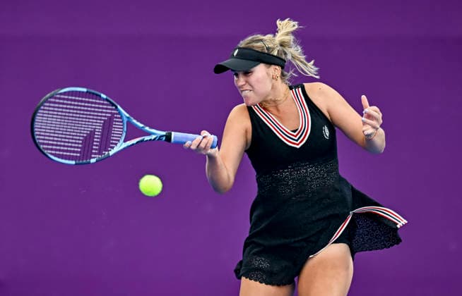 WTA, Tennis Damen QATAR TOTALENERGIES OPEN 2026-ROUND OF 64 Sofia Kenin of the United States competes in her round of 64 match against Qinwen Zheng of China during the WTA Qatar TotalEnergies Open 2026 tennis tournament at the Khalifa International Tennis Complex in Doha, Qatar, on February 9, 2026. DOHA Qatar Copyright: xNOUSHADx
