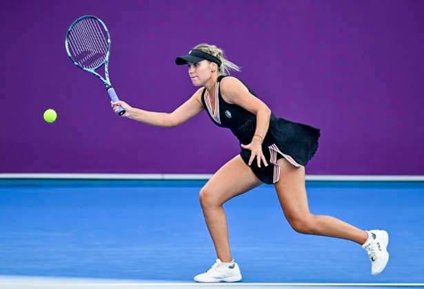 WTA, Tennis Damen QATAR TOTALENERGIES OPEN 2026-ROUND OF 64 Sofia Kenin of the United States competes in her round of 64 match against Qinwen Zheng of China during the WTA Qatar TotalEnergies Open 2026 tennis tournament at the Khalifa International Tennis Complex in Doha, Qatar, on February 9, 2026. DOHA Qatar Copyright: xNOUSHADx