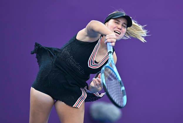 WTA, Tennis Damen QATAR TOTALENERGIES OPEN 2026-ROUND OF 64 Sofia Kenin of the United States competes in her round of 64 match against Qinwen Zheng of China during the WTA Qatar TotalEnergies Open 2026 tennis tournament at the Khalifa International Tennis Complex in Doha, Qatar, on February 9, 2026. DOHA Qatar Copyright: xNOUSHADx