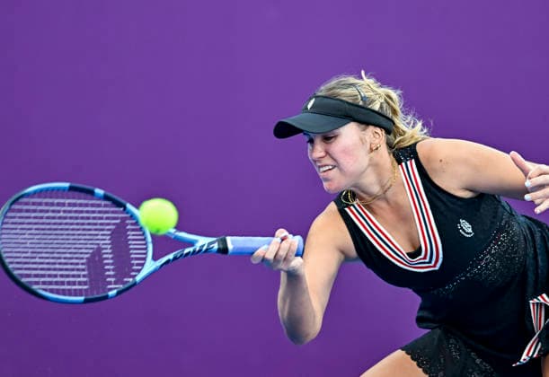 WTA, Tennis Damen QATAR TOTALENERGIES OPEN 2026-ROUND OF 64 Sofia Kenin of the United States competes in her round of 64 match against Qinwen Zheng of China during the WTA Qatar TotalEnergies Open 2026 tennis tournament at the Khalifa International Tennis Complex in Doha, Qatar, on February 9, 2026. DOHA Qatar Copyright: xNOUSHADx
