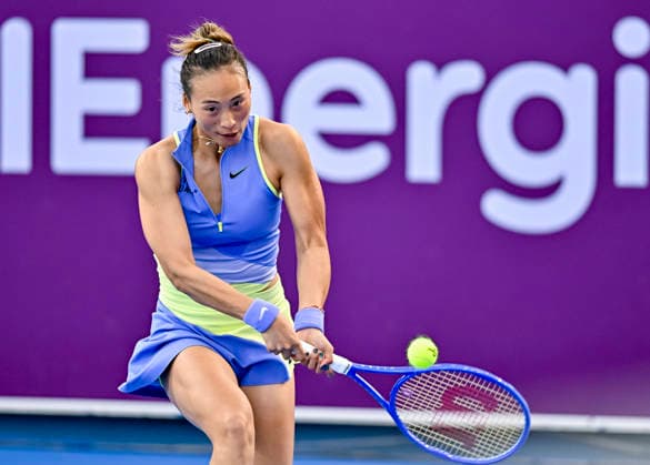 WTA, Tennis Damen QATAR TOTALENERGIES OPEN 2026-ROUND OF 64 Qinwen Zheng of China competes in her round of 64 match against Sofia Kenin of the United States during the WTA Qatar TotalEnergies Open 2026 tennis tournament at the Khalifa International Tennis Complex in Doha, Qatar, on February 9, 2026. DOHA Qatar Copyright: xNOUSHADx