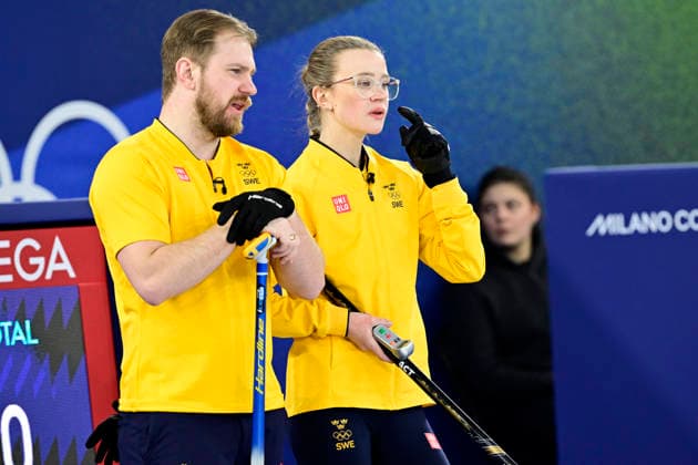 CORTINA, ITALIEN 20260209 Sveriges Rasmus Wrana och Isabella Wrana i semifinalen i mixed curling mot Storbritannien i Cortina. *** Bilden ingar i SPORTPAKET. För övriga BETALBILD ** CORTINA ITALIEN x10030x *** CORTINA, ITALY 20260209 Swedens Rasmus Wrana and Isabella Wrana in the mixed curling semi-final against Great Britain in Cortina Picture in SPORTPAKET For others PAY PICTURE CORTINA ITALY x10030x  Copyright: xJonasxEkströmer TTx OS 2026 MIXED CURLING SEMIFINAL