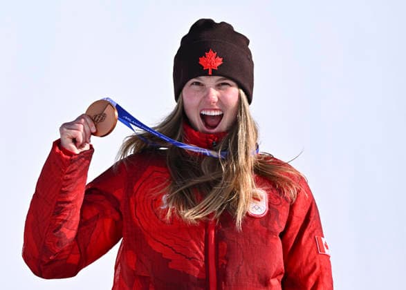 (260209) -- LIVIGNO, Feb. 9, 2026 -- Bronze medalist Megan Oldham of Canada poses during the awarding ceremony for the freestyle skiing women s freeski slopestyle at the Milan-Cortina 2026 Olympic Winter games, Winterspiele,Spiele, Summer games in Livigno, Italy, Feb. 9, 2026. ) (MICO2026)ITALY-LIVIGNO-OLYMPIC WINTER GAMES-FREESTYLE SKIING-WOMEN S FREESKI SLOPESTYLE-AWARDING CEREMONY ZhangxHongxiang 