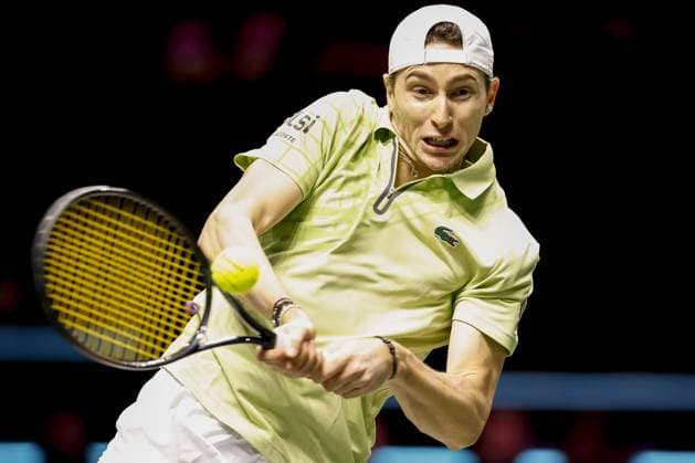 ROTTERDAM - Ugo Humbert in action against Daniil Medvedev on the first day of the ABN AMRO tennis tournament at Ahoy Rotterdam. BAS CZERWINSKI ANP xVIxANPxSportx xxANPxIVx 550163234 originalFilename: 550163234.jpg