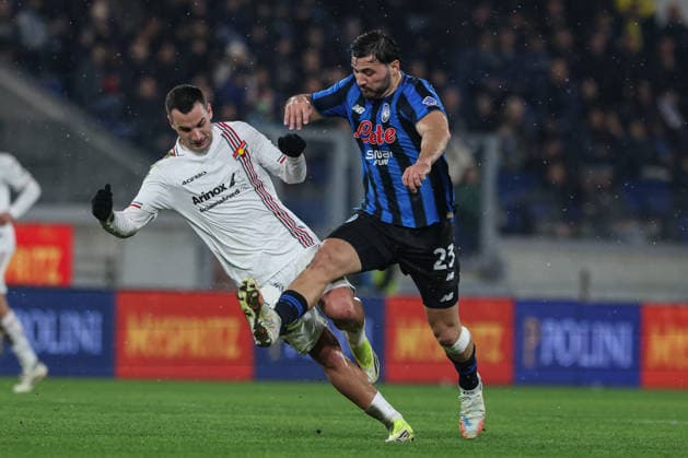 Cremonese s Federico Bonazzoli Atalanta s Sead Kolasinac during the Serie A soccer match between A.C Atalanta B.C. and Cremoese at the New Balance Arena in Bergamo, Italy - Monday, February 9, 2026. - Soccer .  Copyright: xStefanoxNicoli LaPressex