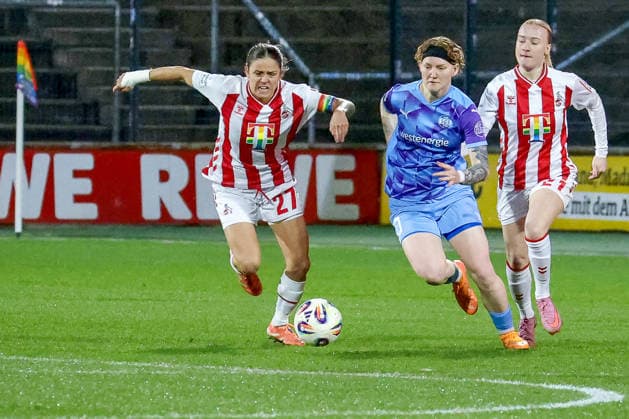 09 02 2026, xsscx, Frauen Fussball, 1 FC Koeln SGS Essen, 1 Fussball Bundesliga, 17 Spieltag, Franz Kremer Stadion, Saison 2025 2026 Laura Feiersinger 1 FC Koeln 27 im Zweikampf gegen Natasha Kowalski SGS Essen 10 DFB regulations prohibit any use of photographs as image sequences and or quasi video Photo xSandraxScherningxPressefotoKochx Nordrhein Westfalen Germany