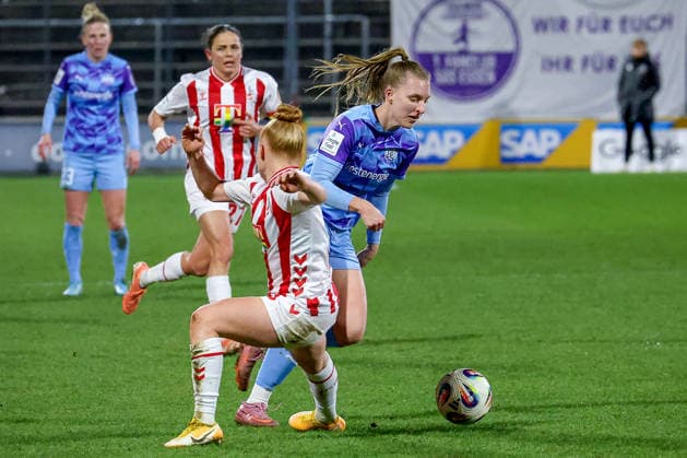 09 02 2026, xsscx, Frauen Fussball, 1 FC Koeln SGS Essen, 1 Fussball Bundesliga, 17 Spieltag, Franz Kremer Stadion, Saison 2025 2026 Maike Berentzen SGS Essen 13 im Zweikampf gegen Laura Vogt 1 FC Koeln 8 DFB regulations prohibit any use of photographs as image sequences and or quasi video Photo xSandraxScherningxPressefotoKochx Nordrhein Westfalen Germany
