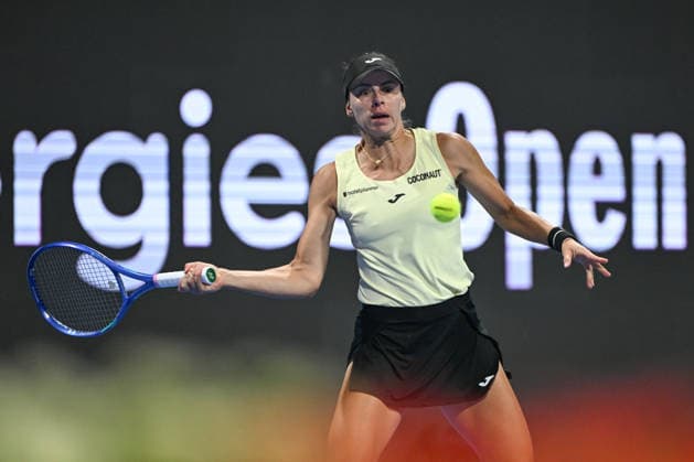 Qatar TotalEnergies Open 2026 - Day Two DOHA, QATAR FEBRUARY 9: Magda Linette of Poland in action against Mirra Andreeva of Russia in the first round on Day Two of the Qatar TotalEnergies Open, part of the Hologic WTA, Tennis Damen Tour, at the Khalifa International Tennis and Squash Complex on February 9, 2026 in Doha, Qatar. Doha Qatar  Copyright: xArturxWidakx originalFilename:widak-qatartot260209_npYiY.jpg