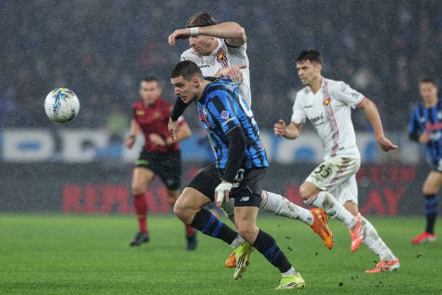 Atalanta s Nikola Krstovic Cremonese s Federico Baschirotto during the Serie A soccer match between A.C Atalanta B.C. and Cremoese at the New Balance Arena in Bergamo, Italy - Monday, February 9, 2026. - Soccer .  Copyright: xStefanoxNicoli LaPressex