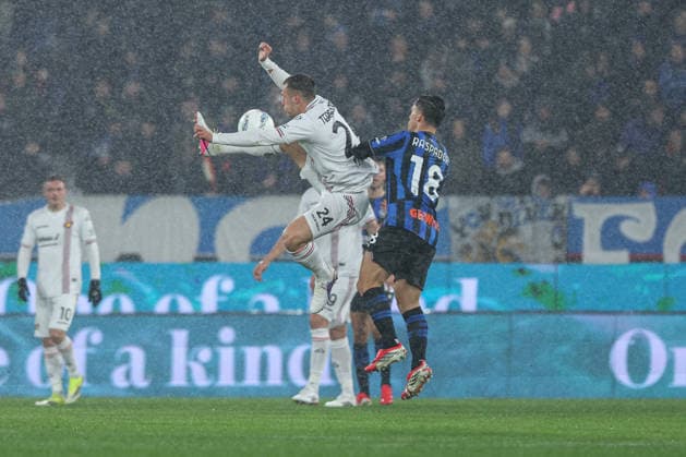 Atalanta s Giacomo Raspadori Cremonese s Filippo Terracciano during the Serie A soccer match between A.C Atalanta B.C. and Cremoese at the New Balance Arena in Bergamo, Italy - Monday, February 9, 2026. - Soccer .  Copyright: xStefanoxNicoli LaPressex