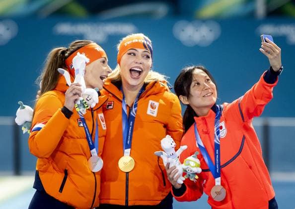 MILAN - Femke Kok and Jutta Leerdam during the medal ceremony after the 1,000-meter long track Speed skating, Eisschnelllauf event at the Milan Speed Skating Stadium at the Milan Winter Olympics. SEM VAN DER WAL ANP xVIxANPxSportx xxANPxIVx 550165787 originalFilename: 550165787.jpg