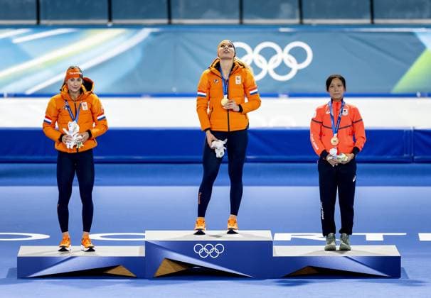 MILAN - Femke Kok and Jutta Leerdam during the medal ceremony after the 1,000-meter long track Speed skating, Eisschnelllauf event at the Milan Speed Skating Stadium at the Milan Winter Olympics. ROBIN VAN LONKHUIJSEN ANP xVIxANPxSportx xxANPxIVx 550166084 originalFilename: 550166084.jpg