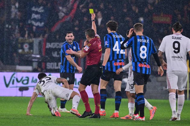 February 9, 2026, Bergamo, Lombardia: Marco Piccinini shows a yellow card to Atalanta s Sead Kolasinac during the Italian Serie A soccer match Atalanta BC vs US Cremonese at the New Balance Arena in Bergamo, Italy, 9 February 2026..ANSA MICHELE MARAVIGLIA. Soccer: Serie A; Atalanta-Cremonsese  - ZUMAa110 20260209_zaf_a110_040 Copyright: xMichelexMaravigliax