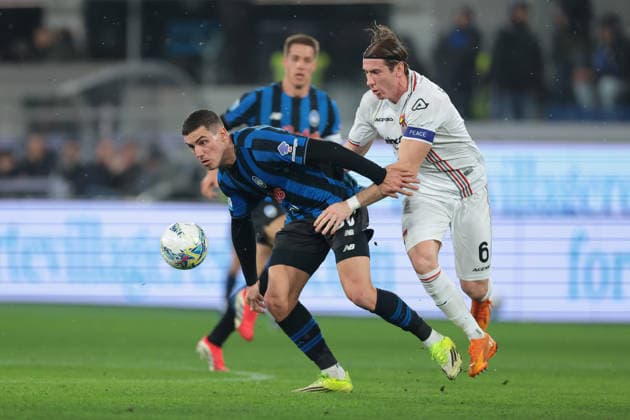 Bergamo, Italy, 9th February 2026. Federico Baschirotto of US Cremonese battles for possession with Nikola Krstovic of Atalanta during the Atalanta vs US Cremonese Serie A match at New Balance Arena, Bergamo. Picture credit should read: Jonathan Moscrop Sportimage EDITORIAL USE ONLY. No use with unauthorised audio, video, data, fixture lists, club league logos or live services. Online in-match use limited to 120 images, no video emulation. No use in betting, games or single club league player publications. SPI_046_ATALANTA_CREMONESE_ SPI-4501-0046