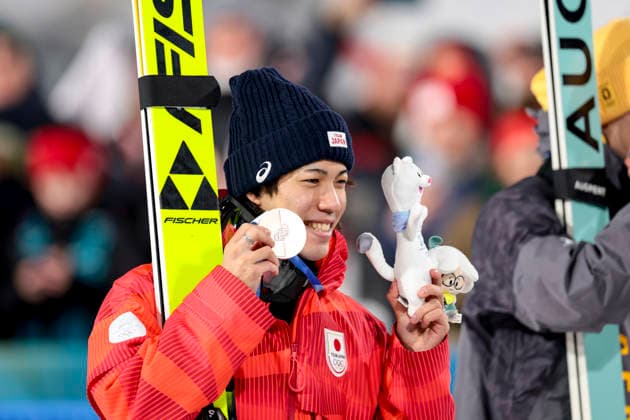 OLYMPICS - Winter Olympic Games, Olympische Spiele, Olympia, OS Milano Cortina 2026 VAL DI FIEMME,ITALY,09.FEB.26 - OLYMPICS, Ski jumping, Skispringen, Ski, nordisch - Winter Olympic Games Milano Cortina 2026, normal hill, men, individual, medal ceremony. Image shows Ren Nikaido (JPN) with his bronze medal.  GEPAxpictures xMatthiasxTrinkl