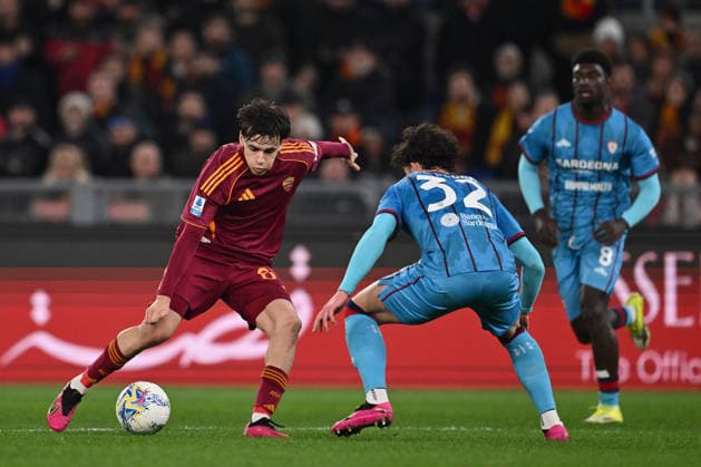 Niccolo Pisilli of A.S. Roma and Ze Pedro of Cagliari Calcio are in action during the 24th day of the Serie A Championship between A.S. Roma and Cagliari Calcio at the Olympic Stadium on February 9, 2026 in Rome, Italy.  Copyright: xDomenicoxCippitelli IPAxSportx xipa-agency.netx xx IPA_71195394 IPA_Agency_IPA71195394