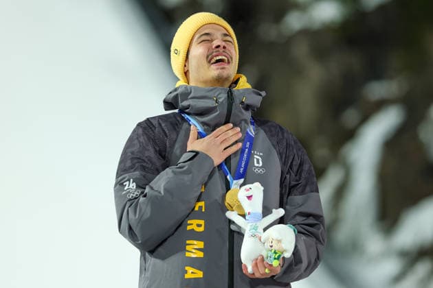 Olympische Winterspiele Milano Cortina 2026 Skispringen Normalschanze Einzel Männer am 09.02.2026 an der Predazzo Ski jumping, Skispringen, Ski, nordisch Stadium in Predazzo Philipp Raimund ( Deutschland ) gewinnt die Gold Medaille *** Olympic Winter Games Milano Cortina 2026 Ski Jumping Normal Hill Individual Men on 09 02 2026 at the Predazzo Ski Jumping Stadium in Predazzo Philipp Raimund Germany wins the gold medal xMSx