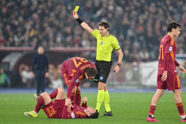 Foto IPP Roberto Ramaccia Roma 9 2 2026 Campionato di Calcio Serie A 2025 2026 Roma vs Cagliari Nella foto arbitro Matteo Marcenaro mostra il cartellino giallo a Marco Palestra of Cagliari Calcio Italy Photo Press - World Copyright Roma italy Italia ITALY  Copyright: xR4924_italyphotopressx