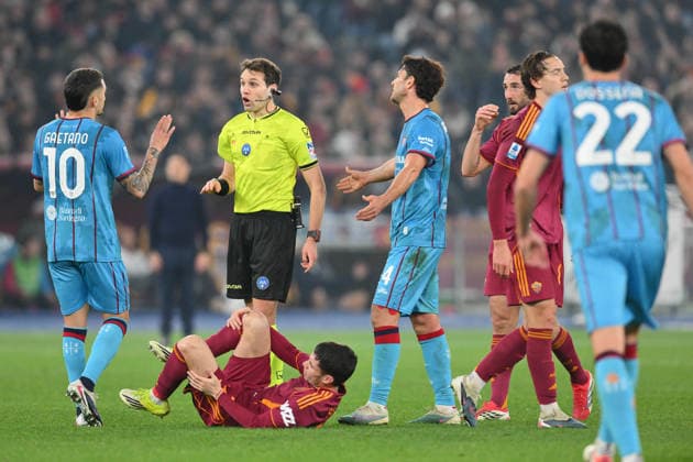 Foto IPP Roberto Ramaccia Roma 9 2 2026 Campionato di Calcio Serie A 2025 2026 Roma vs Cagliari Nella foto Gianluca Gaetano of Cagliari Calcio rammaricato con arbitro Matteo Marcenaro Italy Photo Press - World Copyright Roma italy Italia ITALY  Copyright: xR4924_italyphotopressx