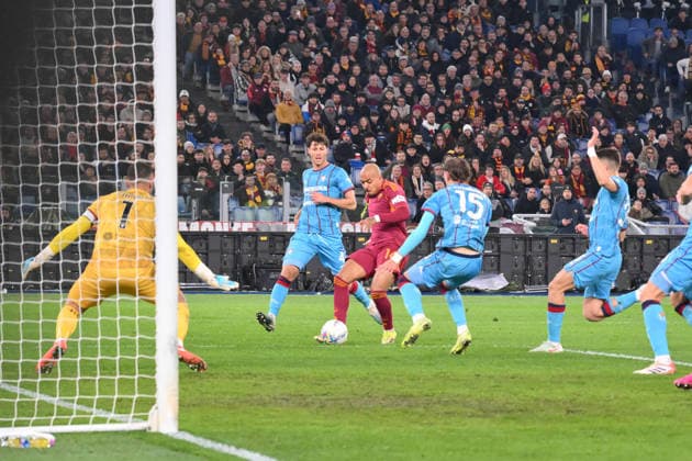 Foto IPP Roberto Ramaccia Roma 9 2 2026 Campionato di Calcio Serie A 2025 2026 Roma vs Cagliari Nella foto Donyell Malen of AS Roma tira in porta Italy Photo Press - World Copyright Roma italy Italia ITALY  Copyright: xR4924_italyphotopressx