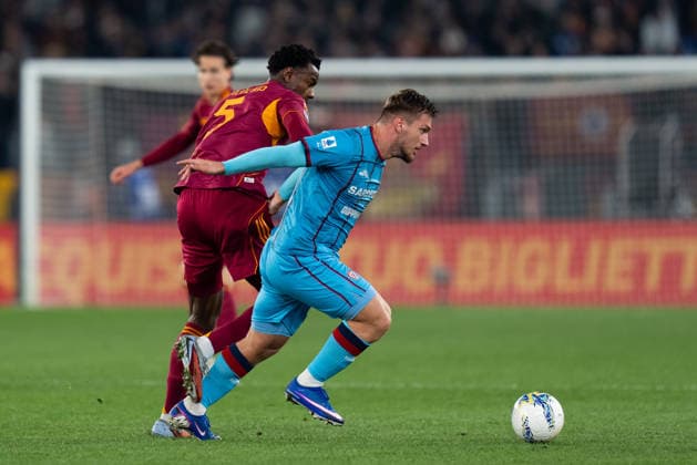 AS Roma v Cagliari Calcio - Serie A Enilive Semih Kilicsoy of Cagliari Calcio and Evan Ndicka of AS Roma compete for the ball during the serie Serie A Enilive match between AS Roma and Cagliari Calcio at Stadio Olimpico on Febraury 9, 2026 in Rome, Italy Roma Stadio Olimpico Lazio Italy Copyright: xGiuseppexMaffiax SerieA_Roma-Cagliari_0902202608755
