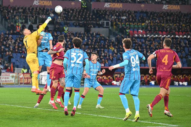 Elia Caprile of Cagliari Calcio punches the ball clear during the match of 24th day of the Serie A Championship between A.S.Roma and Cagliari at the Olimpico Stadium on Feb 9, 2026 in Rome, Italy. during AS Roma vs Cagliari Calcio, Italian soccer Serie A match in Rome, Italy, February 09 2026  Copyright: xRobertoxRamaccia IPAxSportx xipa-agency.netx xx IPA_71196154 IPA_Agency_IPA71196154