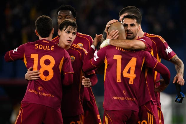 Donyell Malen of AS Roma celebrates with Matias Soule, Niccolo Pisilli, Zeki Celik and team mates after scoring the goal of 2-0 during the Serie A 2025 2026 football match between AS Roma and Cagliari Calcio at Stadio Olimpico in Rome (Italy), February 9, 2026. AndreaxStaccioli