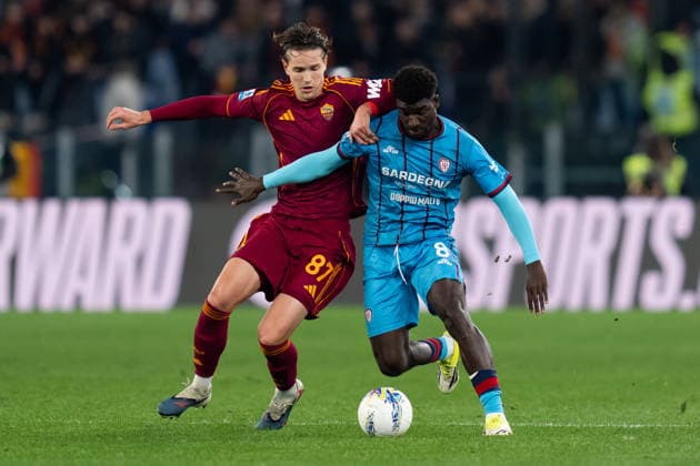 AS Roma v Cagliari Calcio - Serie A Enilive Daniele Ghilardi of AS Roma and Michel Ndary Adopo of Cagliari Calcio compete for the ball during the serie Serie A Enilive match between AS Roma and Cagliari Calcio at Stadio Olimpico on Febraury 9, 2026 in Rome, Italy Roma Stadio Olimpico Lazio Italy Copyright: xGiuseppexMaffiax SerieA_Roma-Cagliari_0902202601211